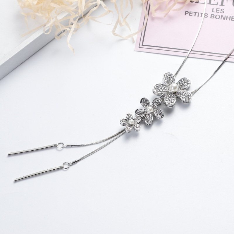 Elegantné Oslnivé Diamantové Perlové Náhrdelníky S Dlhým Svetrom S Troma Kvetmi