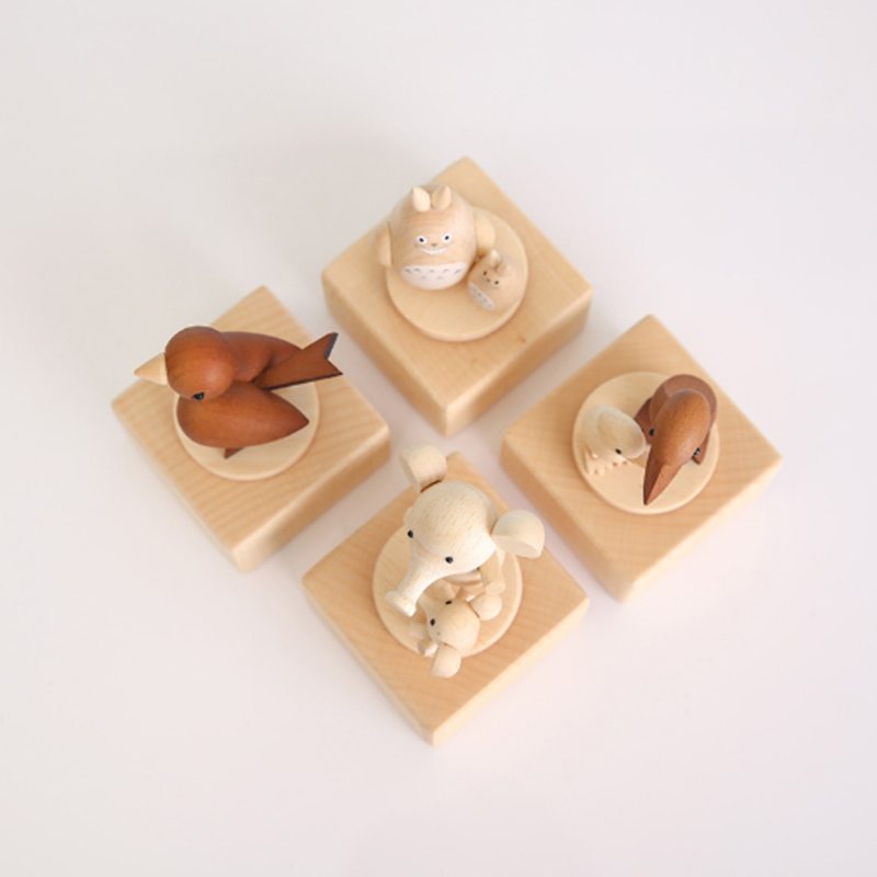 Wood Rhyme Box Mini Krásny Kreslený Dizajn Manuálna Otočná Hracia Skrinka Malá Veľkosť Dekoratívna Ručná Práca Darček Pre Deti Rodinných Milovníkov